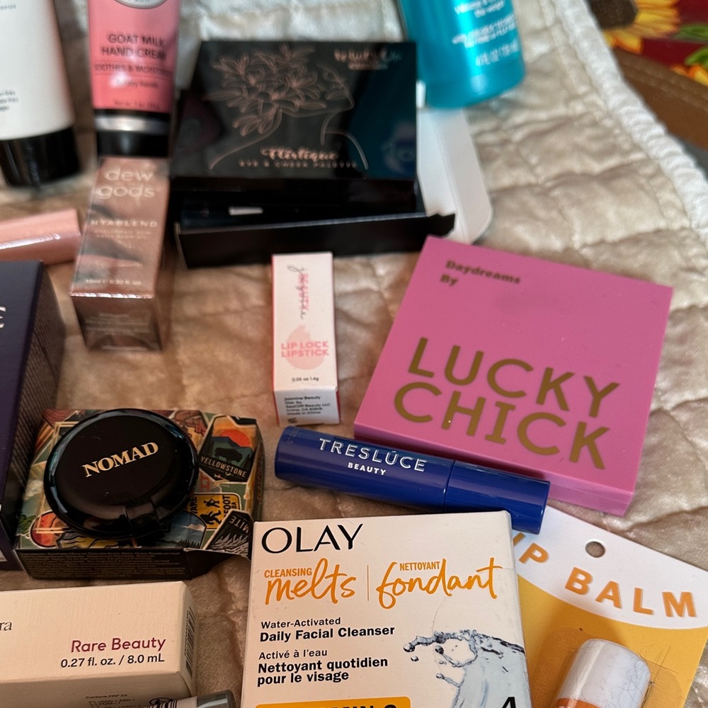 Large Box of Assorted Beauty and Skincare Collections - Picture 15 of 15